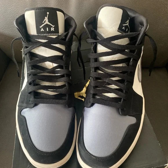 Air Jordan 1 Mid SE ‘Satin Smoke Grey’